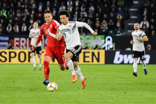 Wolfsburg, Almanya, 20 Mart 2019: Almanya 'nın Wolfsburg' da Sırbistan 'a karşı oynadığı uluslararası maç sırasında Alman futbolcu Leroy San iş başında.