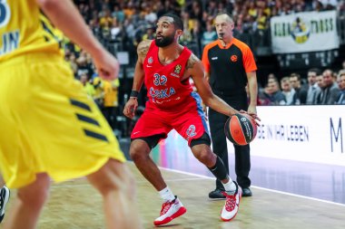 Berlin, Almanya, 25 Ekim 2019: CSKA Moskova 'dan Darrun Hilliard, Berlin' deki Mercedes Benz Arena 'da Alba Berlin ile CSKA Moskova arasında oynanan EuroLeague basketbol maçı sırasında eylem halindedir.