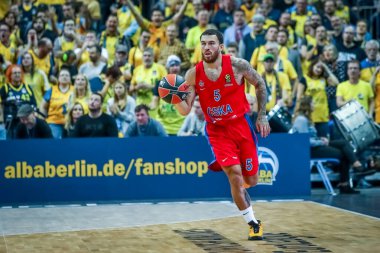 Berlin, Almanya, 25 Ekim 2019: CSKA Moskova 'dan Mike James, Berlin' deki Mercedes Benz Arena 'da Alba Berlin ve CSKA Moskova arasında oynanan EuroLeague basketbol maçı sırasında hareket halindedir.