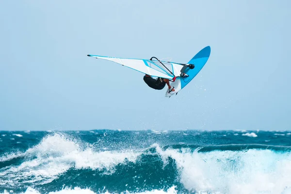 Windsurf Jumps Out Water — Stock Photo, Image