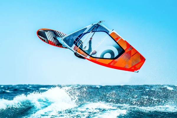 Vodní Sporty Windsurfer Skákání Vlnách Během Letního Dne — Stock fotografie