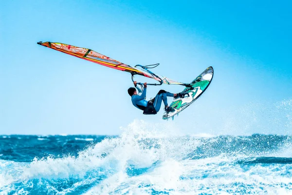 Letní Sporty Windsurfer Skákání Přes Vlny — Stock fotografie