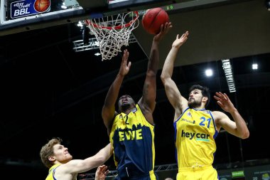 Braunschweig, Almanya, 30 Aralık 2019: EWE Oldenburg Basket 'ten Armani Moore, Lowen Braunschweig ve EWE Oldenburg arasındaki BBBL Basketbol Bundesliga maçında bir puan aldı.