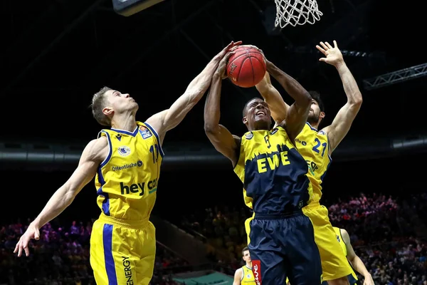 Braunschweig, Almanya, 30 Aralık 2019: EWE 'den basketbolcu Justin Sears, BBL Basketbol Bundesliga maçında Lowen Braunschweig ve EWE Oldenburg arasında Braunschweig' deki Volkswagen Halle 'de oynanan maçta