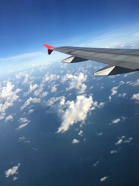 하늘 높이 날고 날개 항공기. — 스톡 사진