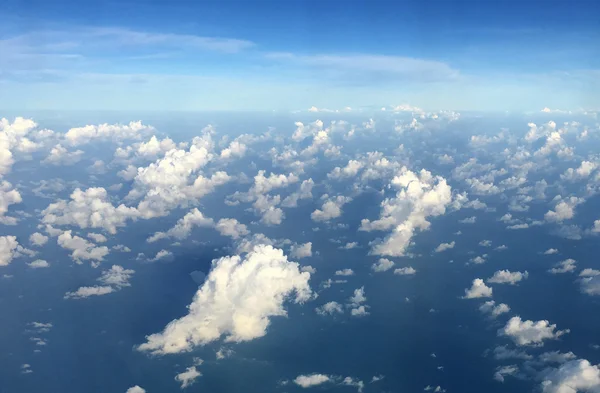 Der Himmel über den Wolken hoch — Stockfoto