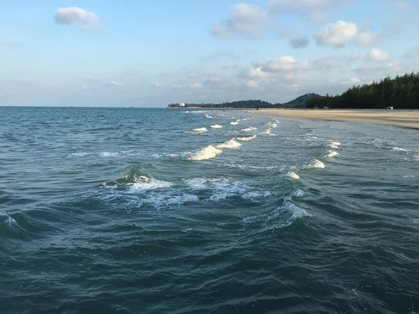 海滨和平与挥了挥手。在休假时间 — 图库照片