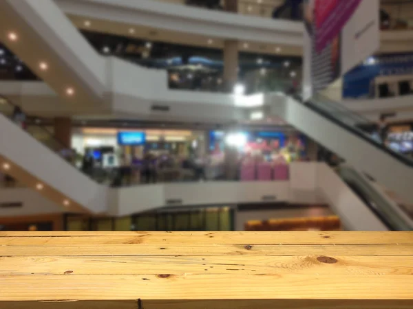 Plataforma de espaço de mesa de madeira vazia e shopping center borrado de volta — Fotografia de Stock