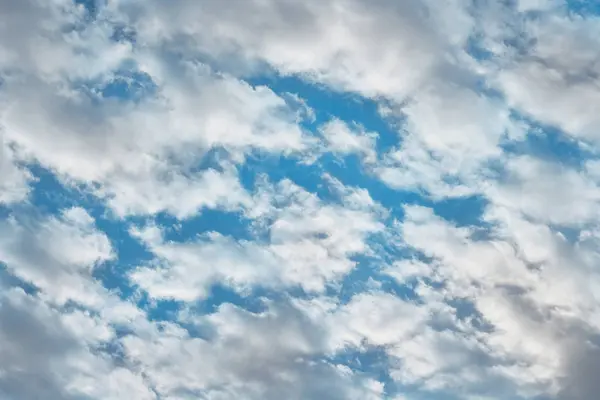 Blå himmel och vita moln spridda över himlen — Stockfoto