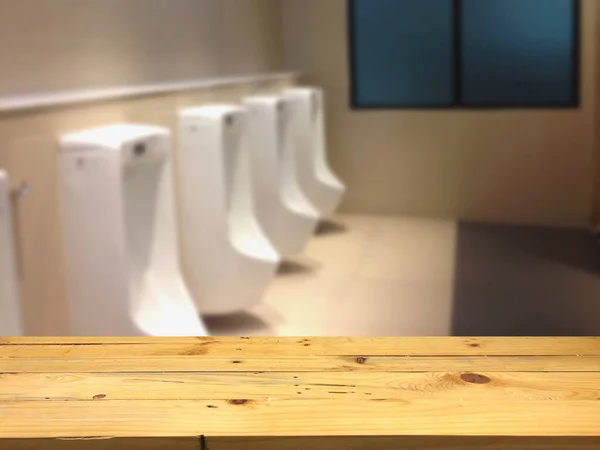 Piattaforma vuota di spazio tavolo in legno e sfondo sfocato WC — Foto Stock