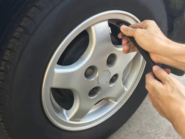 Enchimento de pneus para condução de segurança — Fotografia de Stock