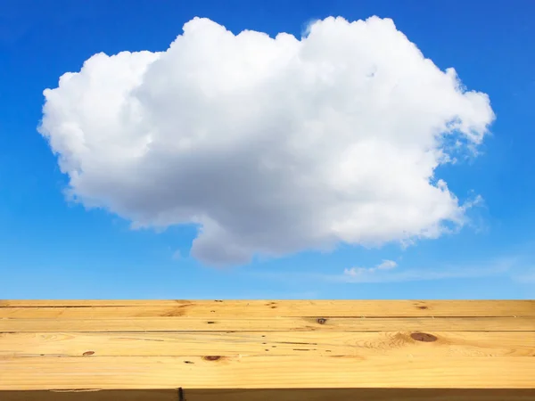 Plataforma de espaço de mesa de madeira vazia e nuvem turva no céu b — Fotografia de Stock
