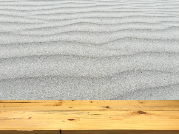 Plataforma de espacio de mesa de madera vacía y fondo de arena de playa borrosa para montaje de exhibición de producto —  Fotos de Stock