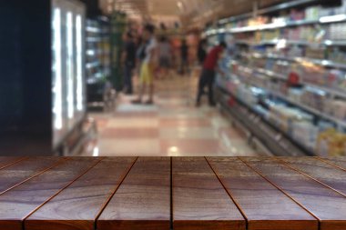 Boş ahşap masa uzay platform ve bulanık süpermarket koridor 