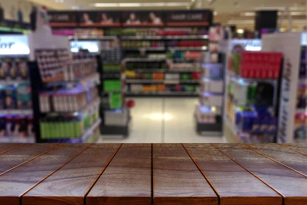 Порожня дерев'яна настільна просторова платформа та розмитий прохід супермаркету — стокове фото
