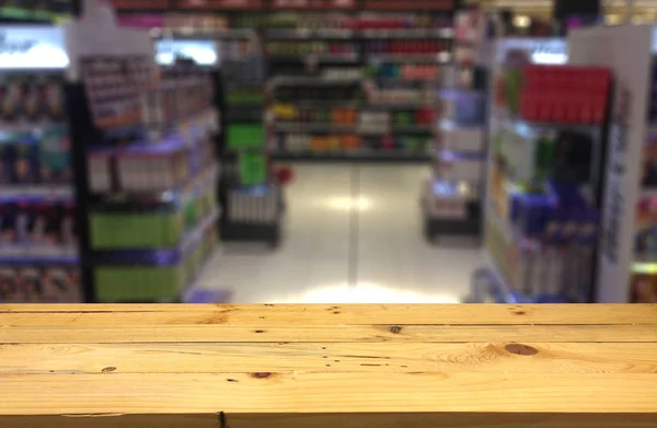 Lege houten tafel ruimte platform en wazig gangpad van de supermarkt — Stockfoto