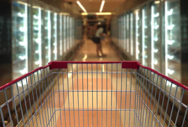Carrito de compras ver en Supermercado Pasillo con estantes de productos en — Foto de Stock