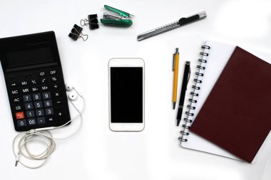 Beyaz Ofis Masası smartphone ve malzeme ile. Co ile Üstten Görünüm