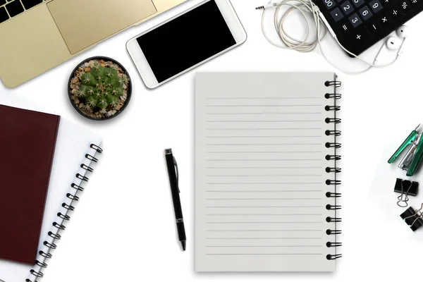 Biały biurko z smartphone rezygnować czarny ekran, pióra, laptop — Zdjęcie stockowe