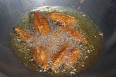 Kızarmış tavuk kanadı plaka üzerinde