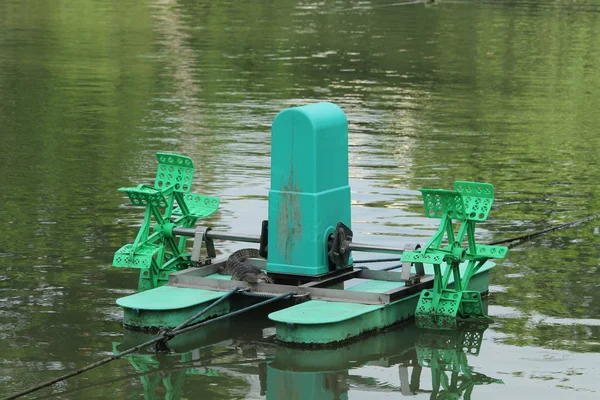 Wasserrad im Teich — Stockfoto