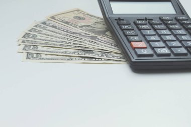 Hesap makinesi ve Doları para yatırım ve özellik konsepti için 