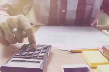 El kullanımı hesap makinesi özelliği ve ofis Resepsiyon yatırım 