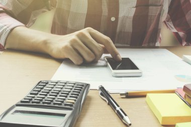 Elini kullanma smartphone ve hesap makinesi ofis Resepsiyon CEOlarla üzerinde