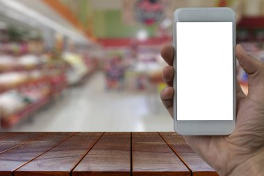 Boş ahşap masa uzay platform ve smartphone tutan el wi