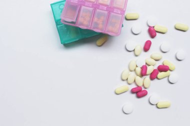 beyaz arkaplan üzerinde ilaç