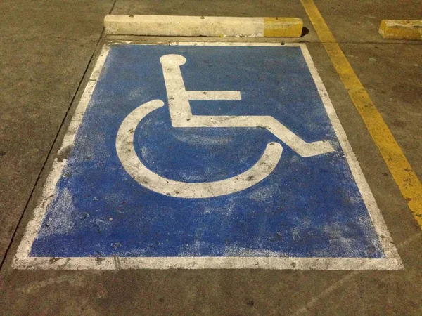 Símbolo de estacionamiento para discapacitados, símbolo de estacionamiento —  Fotos de Stock