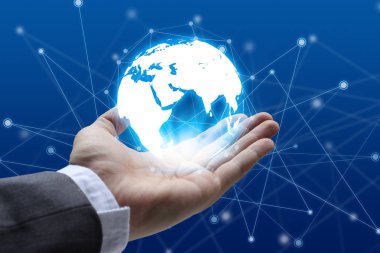 Global network ve küresel iletişim tutan işadamı el