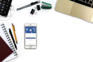 Bangkok, Tayland - 13 Mayıs 2017: Apple iphone Facebook ap ile