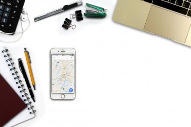 Bangkok, Tayland - 13 Mayıs 2017: Apple iphone Google maps ile