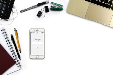 Bangkok, Tayland - 13 Mayıs 2017: Apple iphone ile Google kurutmak