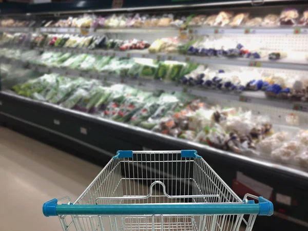 Проход супермаркета с пустой корзиной, магазин ab — стоковое фото