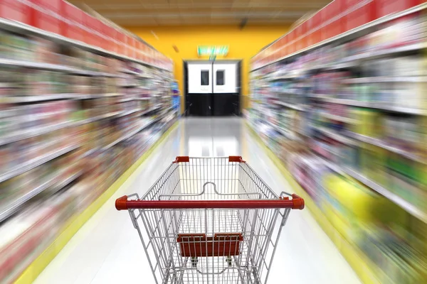 Supermarkt gangpad met leeg winkelwagentje, supermarkt slaan ab — Stockfoto