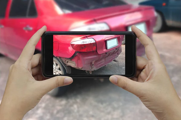 Hand met slimme telefoon nemen een foto op het toneel van een auto-cras — Stockfoto