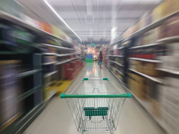 Supermarket aisle with empty shopping cart, Supermarket store ab — Stock Photo, Image