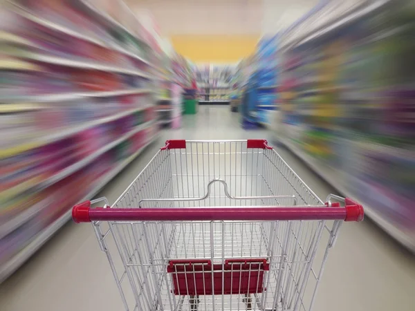 Supermarkt gangpad met leeg winkelwagentje, supermarkt slaan ab — Stockfoto