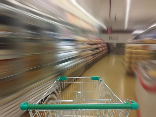 Supermarket aisle with empty shopping cart, Supermarket store ab — Stock Photo, Image