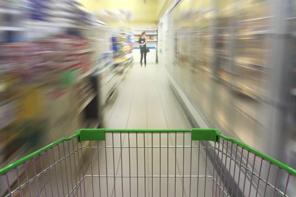 Supermarket aisle with empty shopping cart, Supermarket store ab — Stock Photo, Image