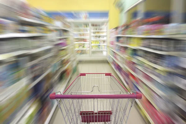 空っぽのショッピング カート、スーパー マーケットでスーパー マーケットの通路は、ab を格納します。 — ストック写真