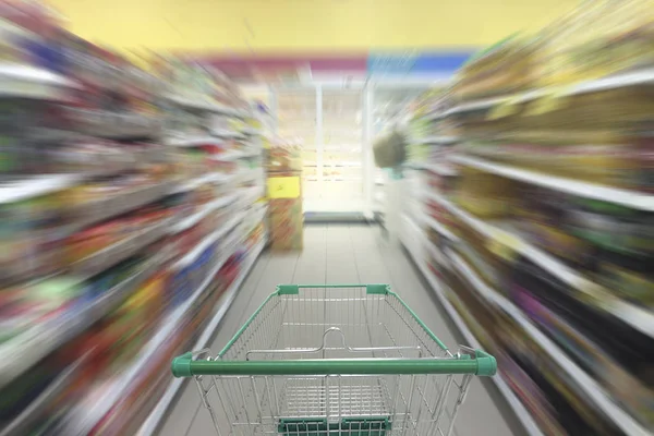 Supermarkt gangpad met leeg winkelwagentje, supermarkt slaan ab — Stockfoto