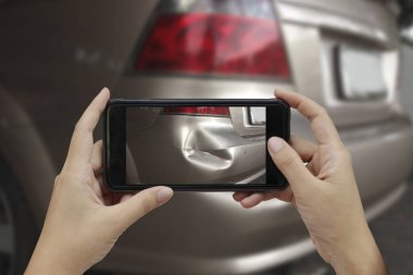 Akıllı telefon almak bir fotoğraf bir araba cras olay yerinde tutan el