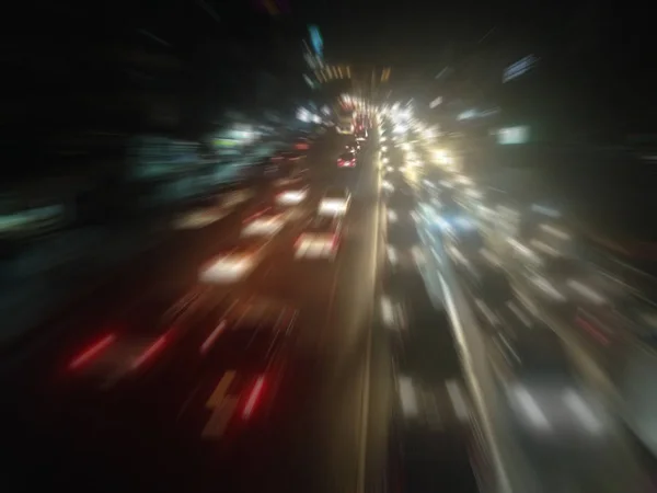 Размытые пробки ночью в центре города — стоковое фото