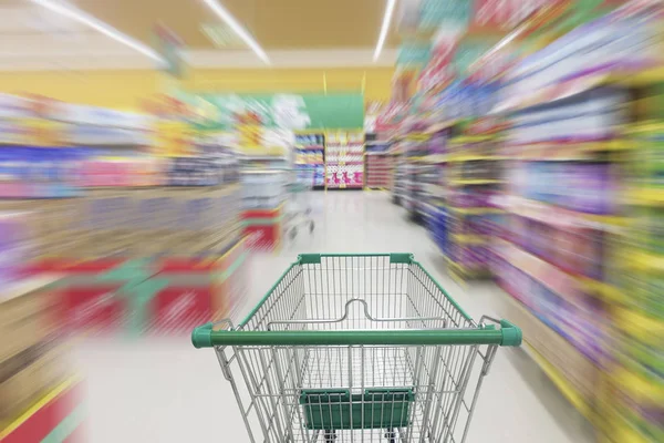 Supermarketu uličku s prázdný nákupní vozík, Supermarket ukládání ab — Stock fotografie