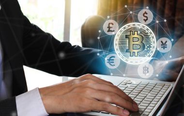 Sanal ekran bitcoin ve fintech ile işadamı kullanmak Laptop, 