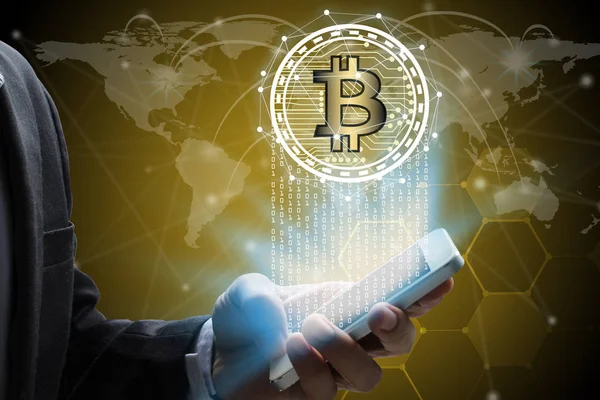 Empresario uso de teléfono inteligente con pantalla virtual Bitcoin technolog — Foto de Stock