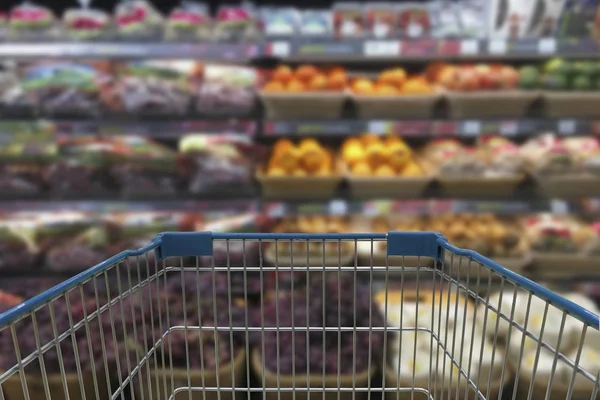Supermarkecie przy przejściu z pusty koszyk, Supermarket przechowywać ab — Zdjęcie stockowe